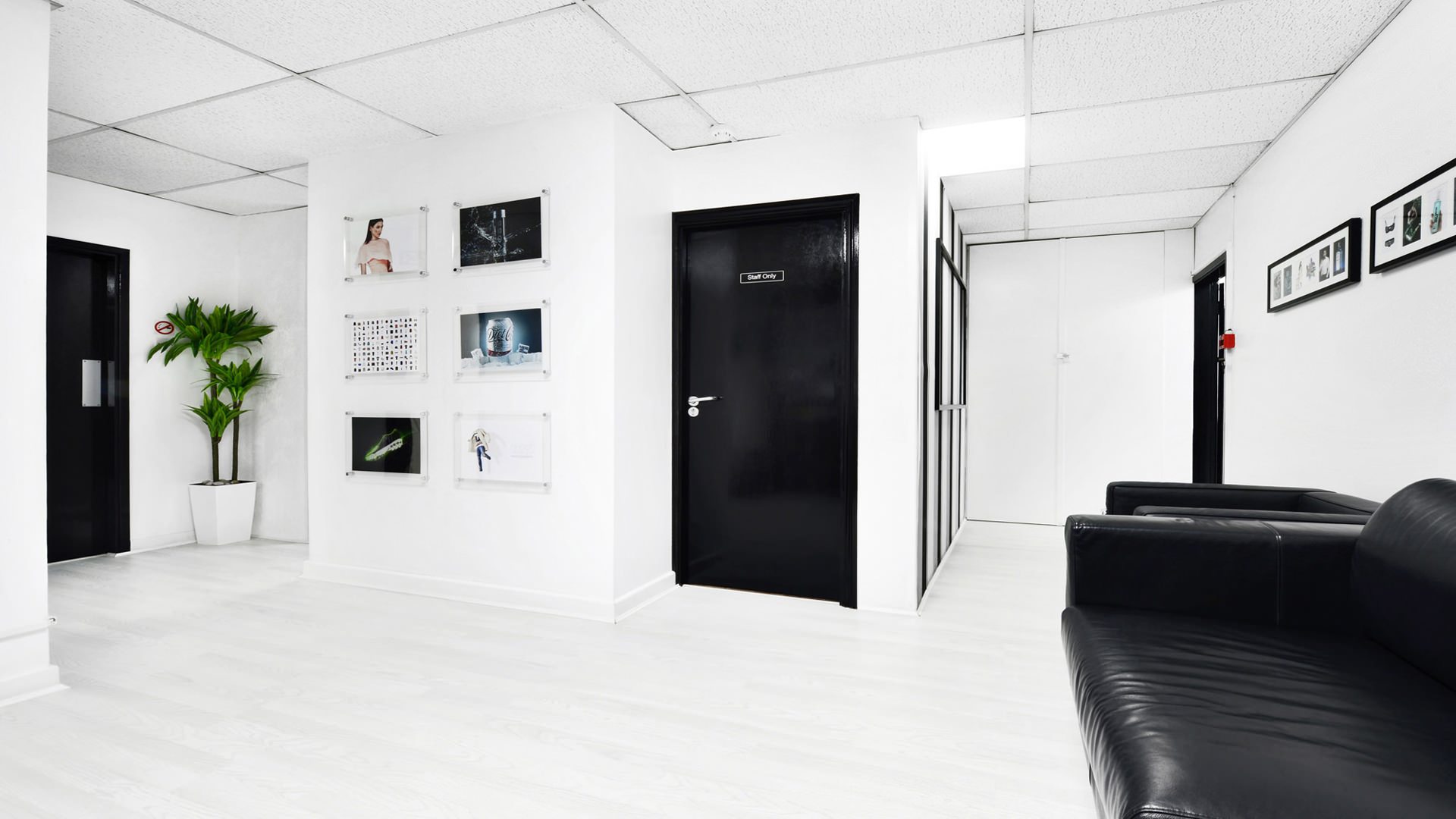 上海辦公室裝修純白色調攝影棚裝修設計-第3張圖片-上海古都建筑設計集團