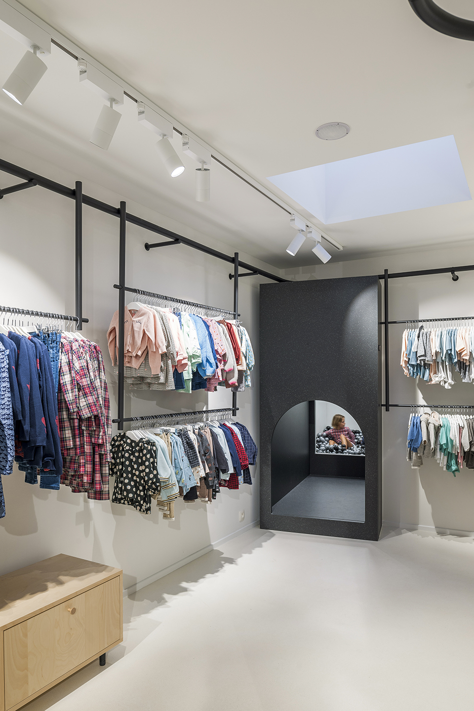 白色簡約風格服裝店裝修設計-第5張圖片-上海古都建筑設計集團